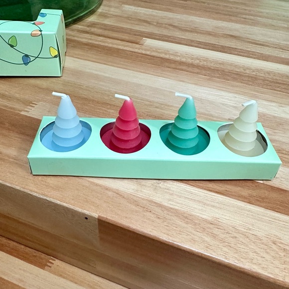 Festive Tree-Shaped Tea Light Candle Set - Red, Green, White, and Blue - Picture 3 of 6